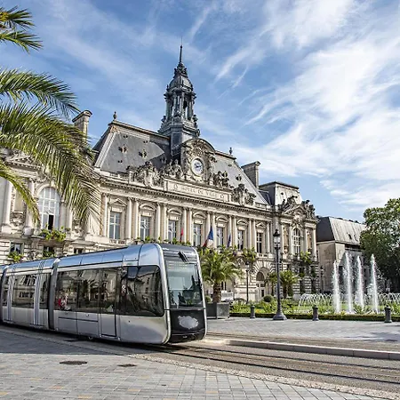Daire Douillet, Proche Tram & Bus Tours