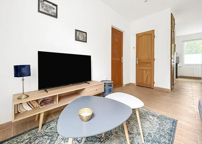 Douillet, Proche Tram & Bus Tours