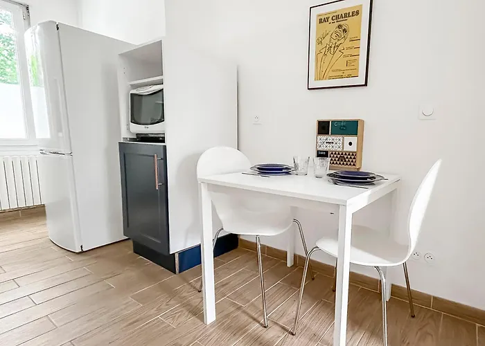 Douillet, Proche Tram & Bus Apartment *